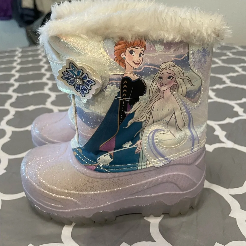 Frozen Themed Light Up Snow Boots Size Girls 9. Elsa, Anna, Disney